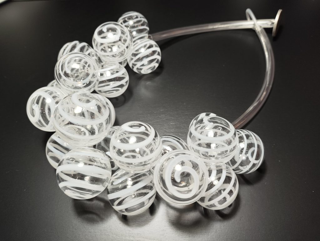 Collar espiral blanca
