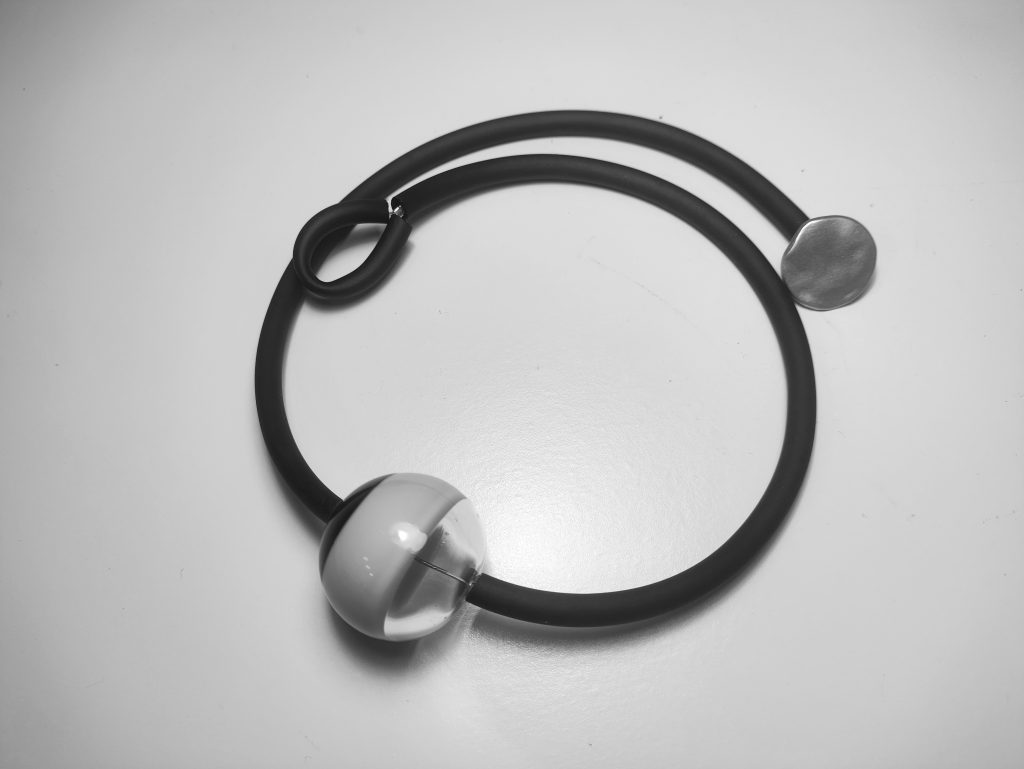 Collar una cuenta blanco y negro