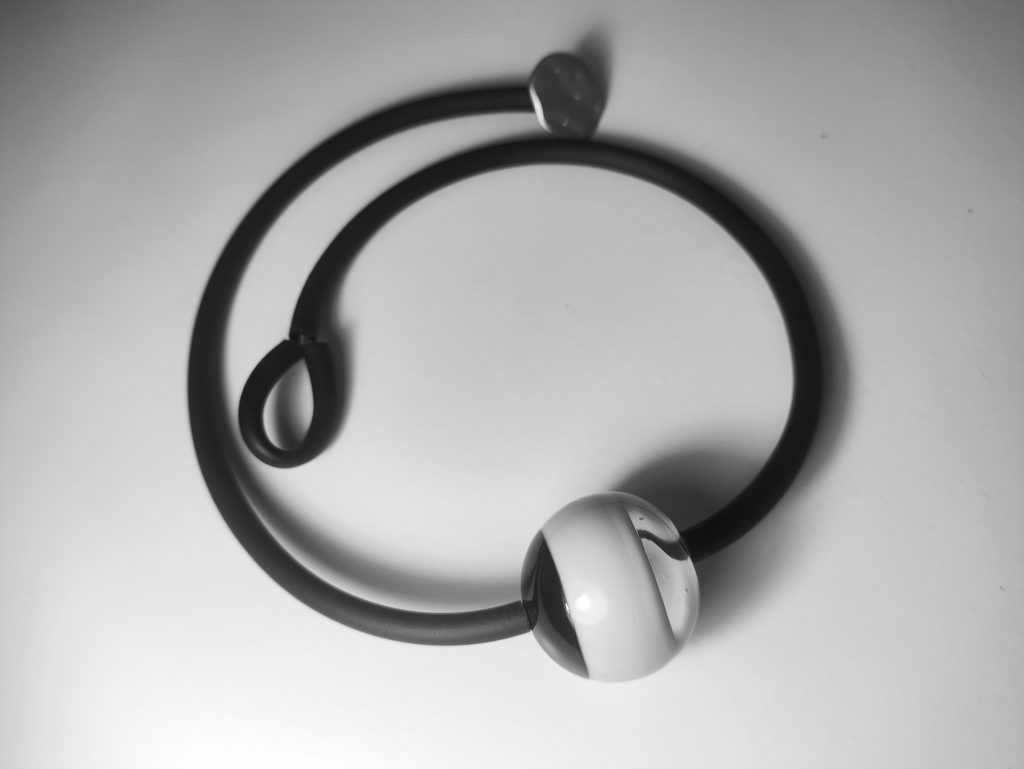 Collar una cuenta blanco y negro