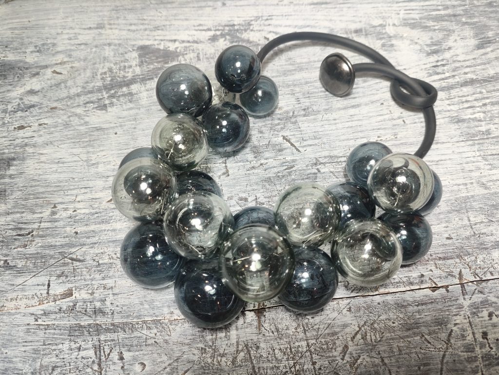 Collar racimo transparente azul